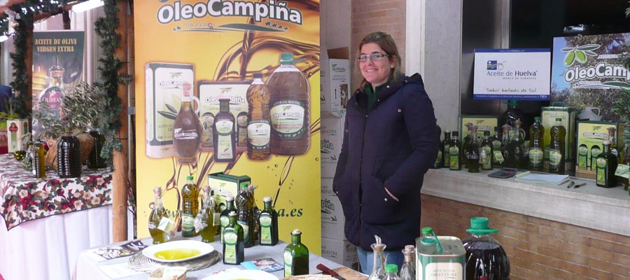 Las cooperativas oleícolas promocionan sus productos en la VI Muestra de Aceite de Oliva y Conservas de Huelva
