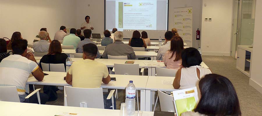 Cooperativas Agro-alimentarias de Huelva forma a los jóvenes agricultores sobre las ventajas del modelo cooperativo
