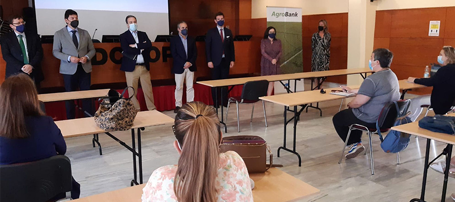 Cooperativas Agro-alimentarias y CaixaBank impulsan la promoción profesional de trabajadoras de cooperativas en Andalucía oriental
