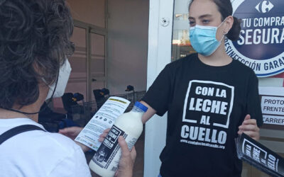 Ganaderos reparten 500 litros de leche en protesta por los bajos precios