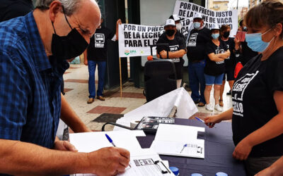 Ganaderos denuncian los bajos precios de la leche con el reparto de 500 litros en Málaga