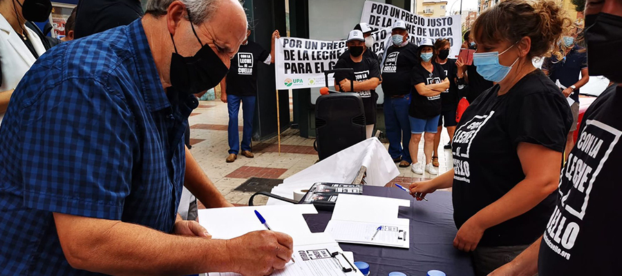 Ganaderos denuncian los bajos precios de la leche con el reparto de 500 litros en Málaga