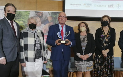 El presidente de Cooperativas Agro-alimentarias de Andalucía, Juan Rafael Leal Rubio, recoge el premio ‘Mujer Agro’