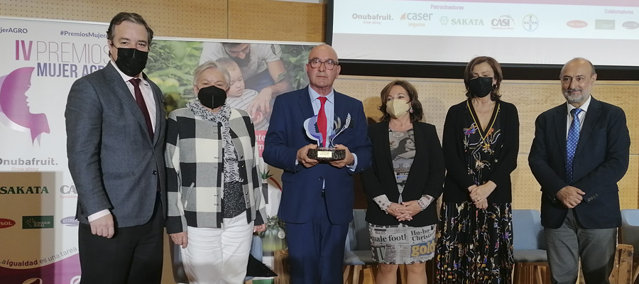 El presidente de Cooperativas Agro-alimentarias de Andalucía, Juan Rafael Leal Rubio, recoge el premio ‘Mujer Agro’