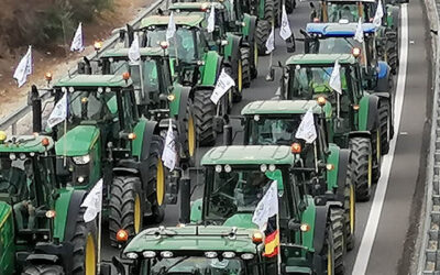 El sector agrario malagueño bloquea las autovías A-92 y A-45 para pedir soluciones a la grave crisis del campo