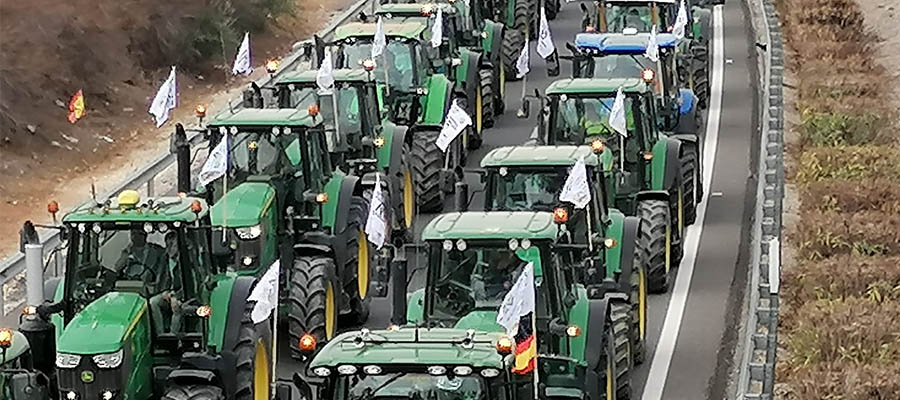 El sector agrario malagueño bloquea las autovías A-92 y A-45 para pedir soluciones a la grave crisis del campo