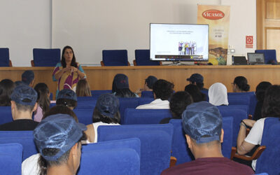 Alumnado del IES La Puebla de Vícar aprende el trabajo de las cooperativas agroalimentarias en su visita a Vicasol S.C.A.