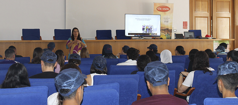 Alumnado del IES La Puebla de Vícar aprende el trabajo de las cooperativas agroalimentarias en su visita a Vicasol S.C.A.