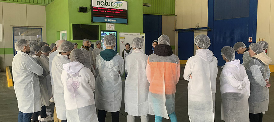 La federación provincial de Almería muestra el abanico de puestos de trabajo que ofrecen las cooperativas agroalimentarias al alumnado del IES Albaida