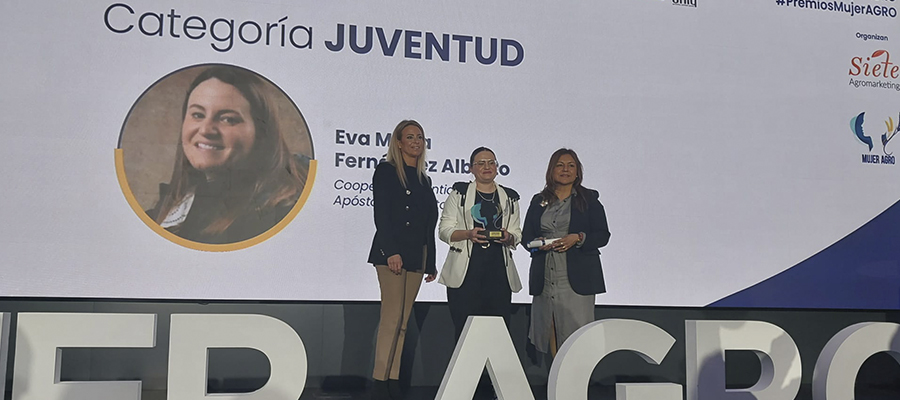 Eva Fernández, presidenta de la cooperativa asociada a Cooperativas Agro-alimentarias de Granada, Santiago Apóstol Los Pastoreros, Premio Mujer Agro en la categoría de juventud