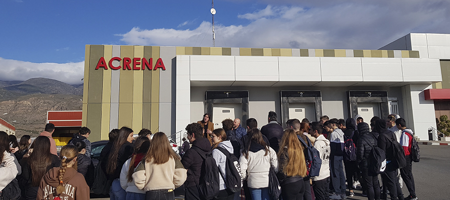 Cooperativas Agro-alimentarias de Almería junto a Acrena abre sus puertas al alumnado del IES Carmen de Burgos para mostrarle la gran oferta laboral del sector agro