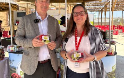 Cooperativas Agro-alimentarias de Andalucía e Isla Mágica celebran el ‘CoopsDay’ con un reparte de 600 kilos de fruta refrescante, saludable y de origen cooperativo